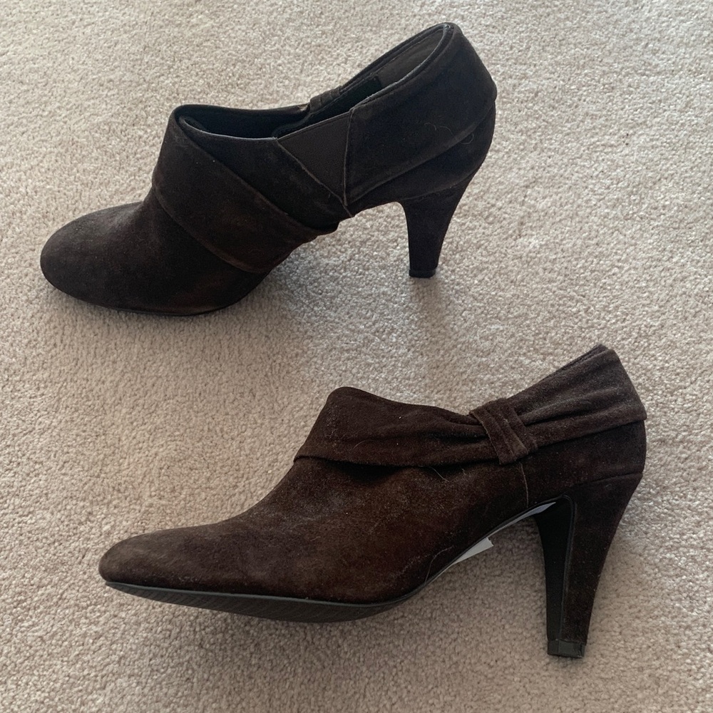 NWOB Tahari brown suede heeled shoes